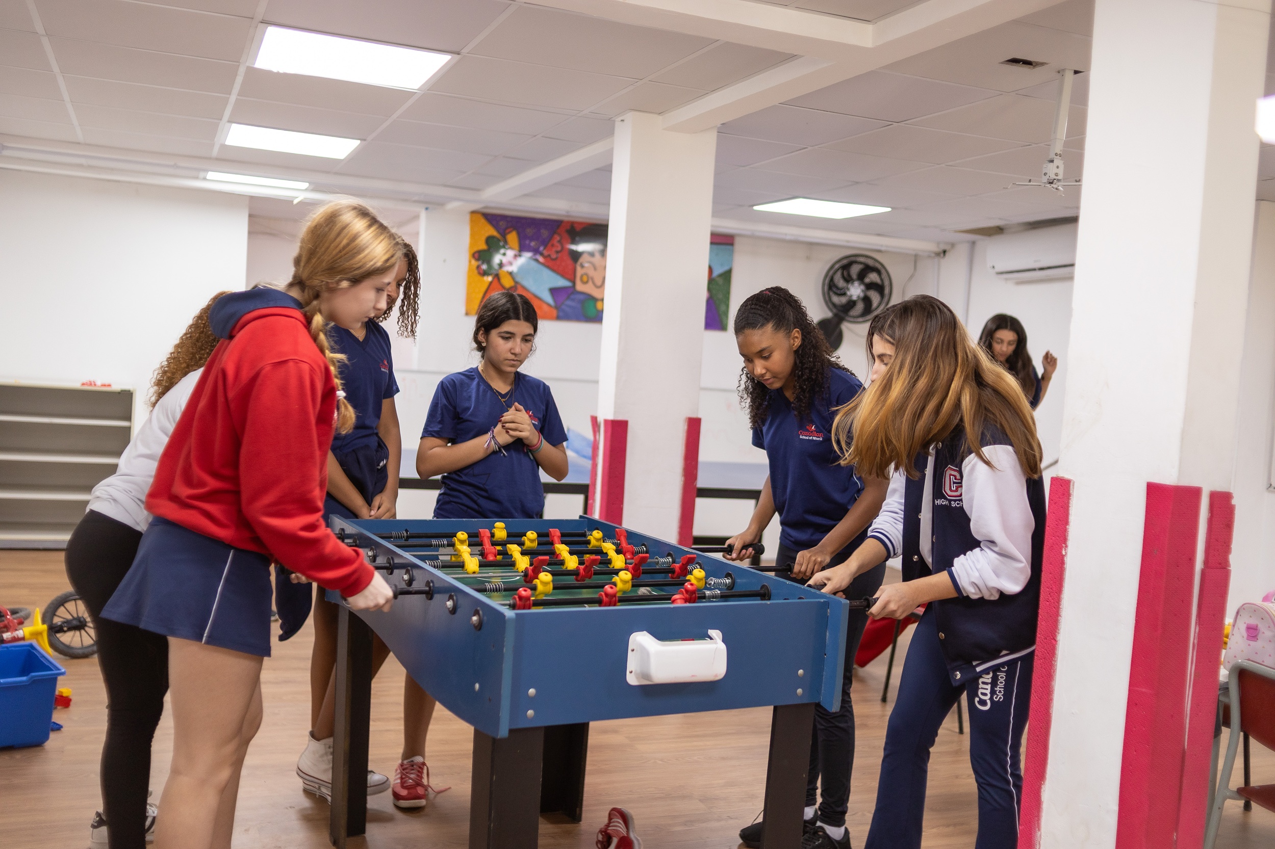Aluna sorrindo em sala Canadian Global School